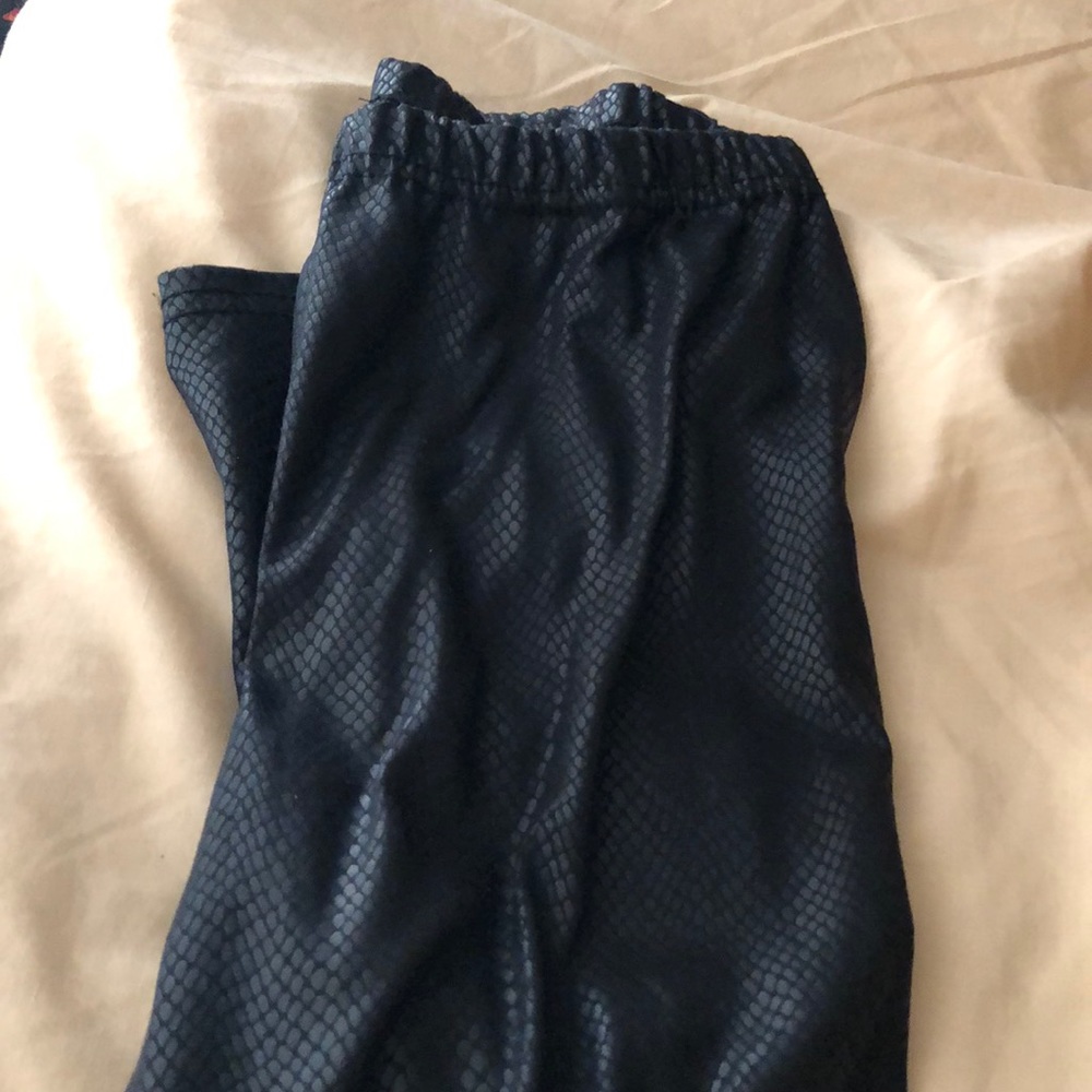 ✨2 for $8 Listing✨Scale printed black leggings